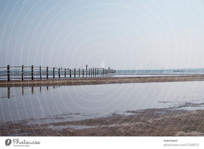 Sandstrand mit Holzzaun Strand Ebbe Flut See Ostsee Nordsee Naturschutzgebiet Zaun Wasser Gewässer Meer Wolken grau Himmel Sommer Erholung ruhig Pause ausruhend