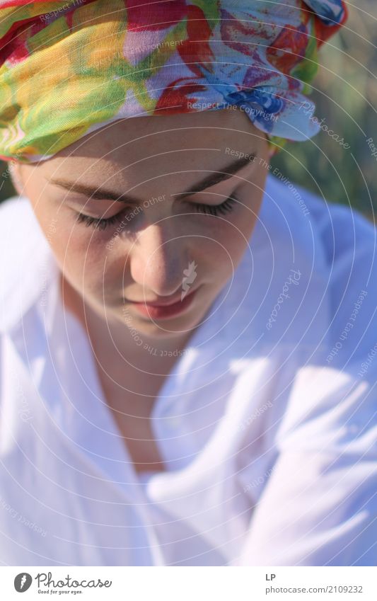 Mädchen mit Turban auf der Suche nach unten Lifestyle elegant Stil Haare & Frisuren Gesicht Schminke Gesundheit Behandlung Alternativmedizin Rauschmittel