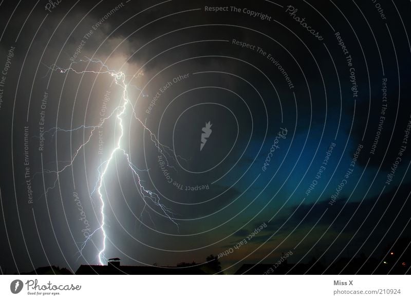 Bzzzzzzz Himmel Gewitterwolken Nachthimmel Klima Klimawandel schlechtes Wetter Unwetter Blitze außergewöhnlich bedrohlich dunkel gigantisch gruselig Angst