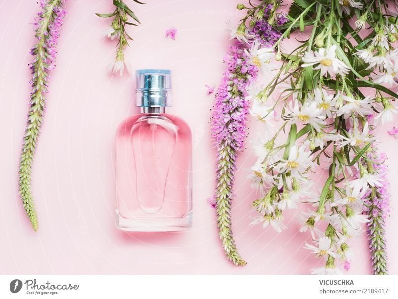 Parfüm Flasche mit frischen Kräutern und Blumen Lifestyle kaufen Stil Design schön Parfum Wellness Spa Natur Pflanze Rose Mode Accessoire Blumenstrauß rosa Duft