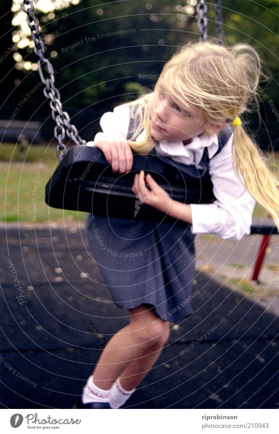 Schulnebel Mensch Kind Mädchen 1 3-8 Jahre Kindheit Spielplatz blond Pony Denken schaukeln Einsamkeit ruhig träumen Farbfoto Gedeckte Farben Außenaufnahme Tag