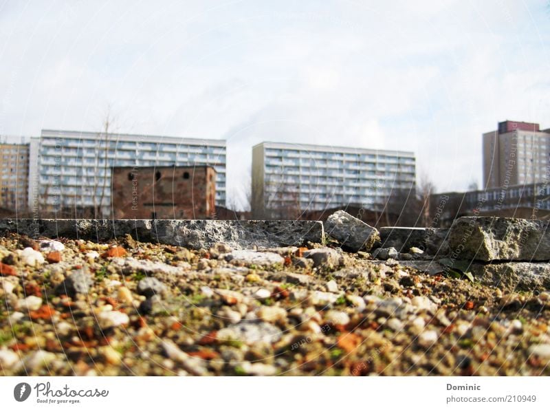 Auferstanden aus Ruinen Leipzig Deutschland Europa Stadt Stadtrand Haus Gebäude Plattenbau Bauschutt Stein Sand Beton alt dreckig kaputt blau braun grau