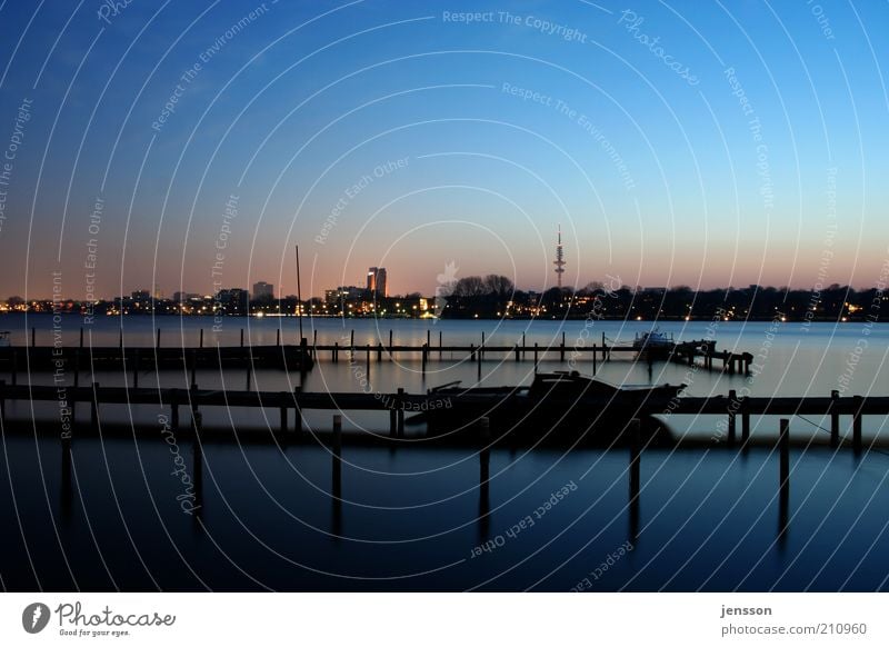 Alsterwasser Umwelt Natur Landschaft Wasser Sonnenaufgang Sonnenuntergang Schönes Wetter Seeufer Außenalster Hamburg Stadt Skyline Menschenleer Sportboot Jacht