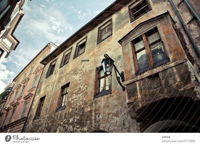 Kaufen. Stadt Altstadt Haus Mauer Wand Fassade Fenster alt dreckig blau braun Idylle Meran Laubengasse Erker Erkerfenster Bundesland Tirol Farbfoto