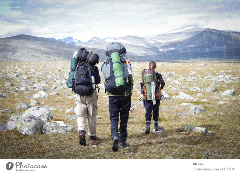 Wanderer mit viel Gepäck, Schweden, Panorama, Abenteuer Ferien & Urlaub & Reisen Ausflug Freiheit Berge u. Gebirge wandern Leben 3 Mensch Landschaft Felsen