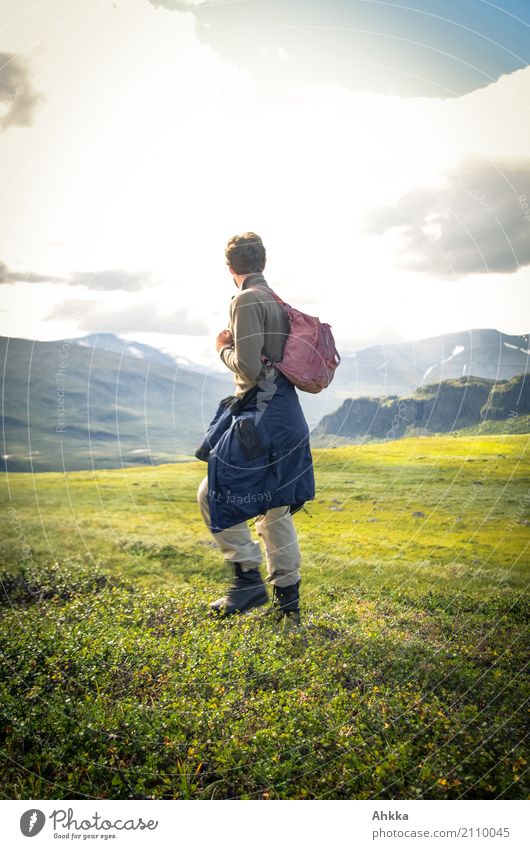 Junger Mann in grüner skandinavischer Berglandschaft Zufriedenheit Sinnesorgane Ferien & Urlaub & Reisen Ausflug Abenteuer Ferne Freiheit Berge u. Gebirge