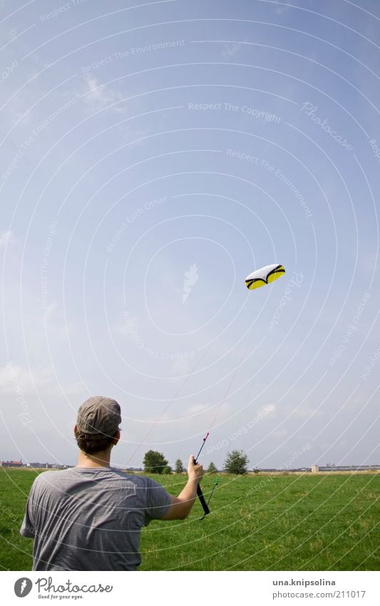 kite Freizeit & Hobby Spielen Freiheit Sport maskulin Junger Mann Jugendliche Erwachsene 1 Mensch 18-30 Jahre Natur Landschaft Schönes Wetter Wind beobachten