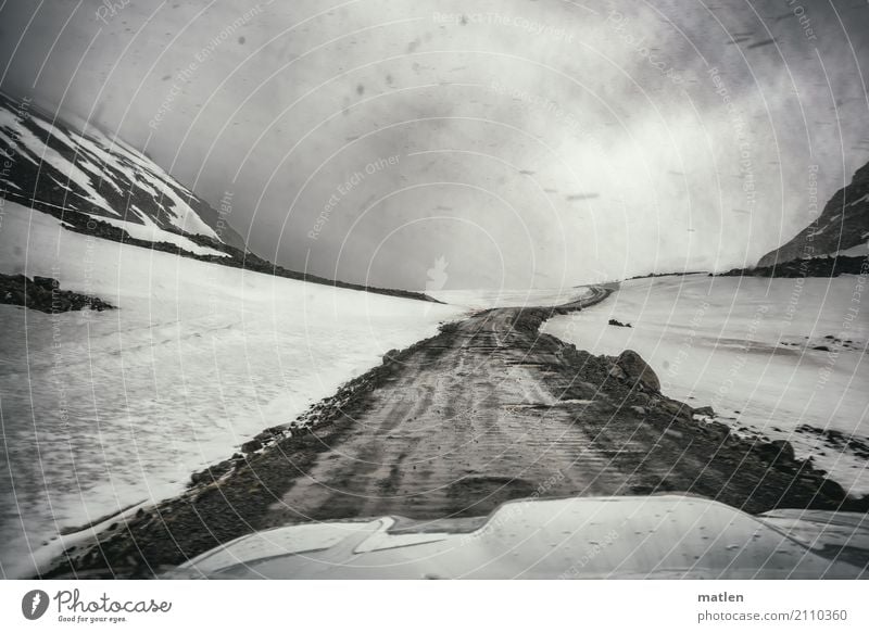 Über den Pass Natur Landschaft Himmel Wolken Frühling schlechtes Wetter Wind Nebel Schnee Schneefall Felsen Berge u. Gebirge Autofahren Straße dunkel kalt