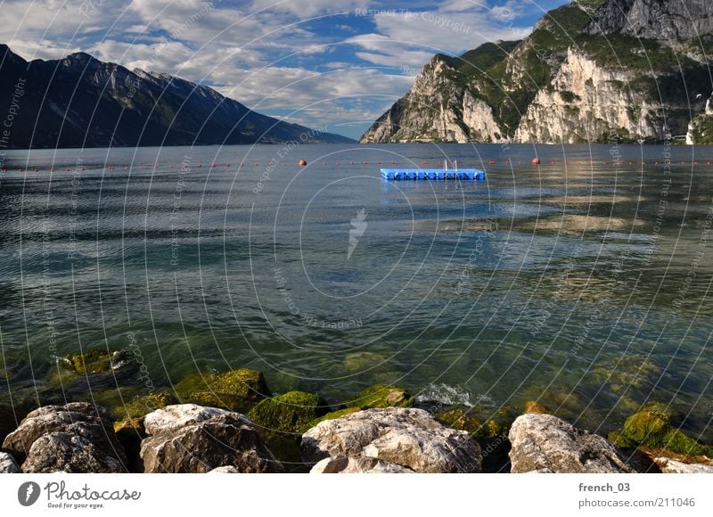 Keiner da ruhig Ferien & Urlaub & Reisen Berge u. Gebirge Landschaft Wasser Himmel Wolken Schönes Wetter Seeufer Riva del Garda Italien blau Ferne Gardasee