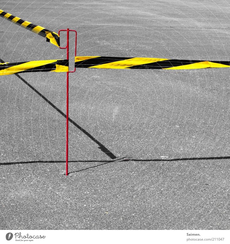 do not cross[Usertreffen FFM] Verkehrswege Straße Wege & Pfade Barriere gestreift Teer Asphalt Schatten Linie stoppen festgebunden geschlossen Farbfoto