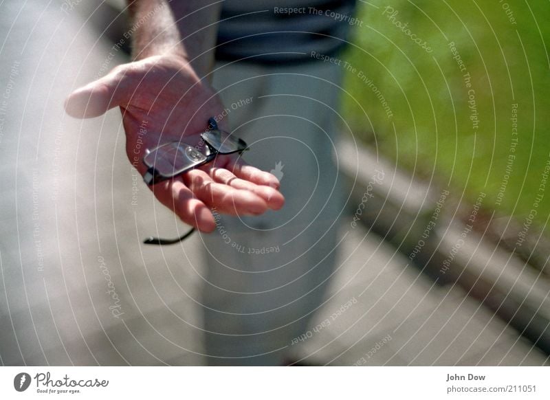 Lesehilfe gefällig? Arme Hand Finger 1 Mensch Solidarität Hilfsbereitschaft Weisheit Lesebrille Brille Sehvermögen sozial Mitgefühl Angebot solidarisch