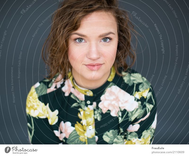 kira feminin Junge Frau Jugendliche Erwachsene 1 Mensch 18-30 Jahre Bluse brünett Locken modern schön Porträt Blumenmuster Farbfoto Studioaufnahme