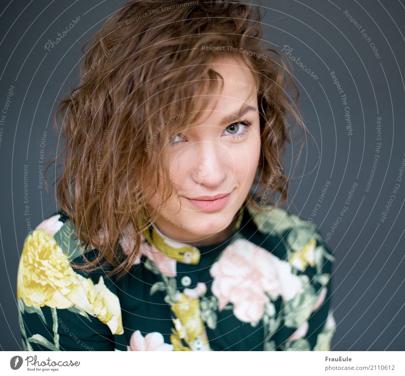 kira I feminin Junge Frau Jugendliche Erwachsene 1 Mensch 18-30 Jahre Bluse brünett Locken Coolness frech Glück trendy modern niedlich Porträt Blumenmuster