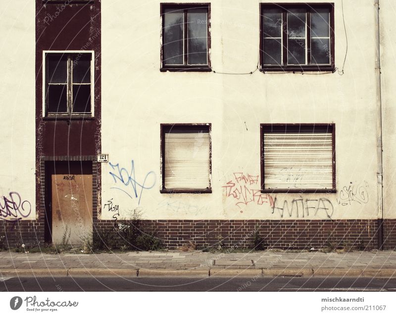 Status: Leer Menschenleer Haus Ruine Gebäude Fassade Fenster Tür alt hässlich Rollladen Straße Bürgersteig Unkraut Graffiti Fensterkreuz Farbe weiß rot Kabel