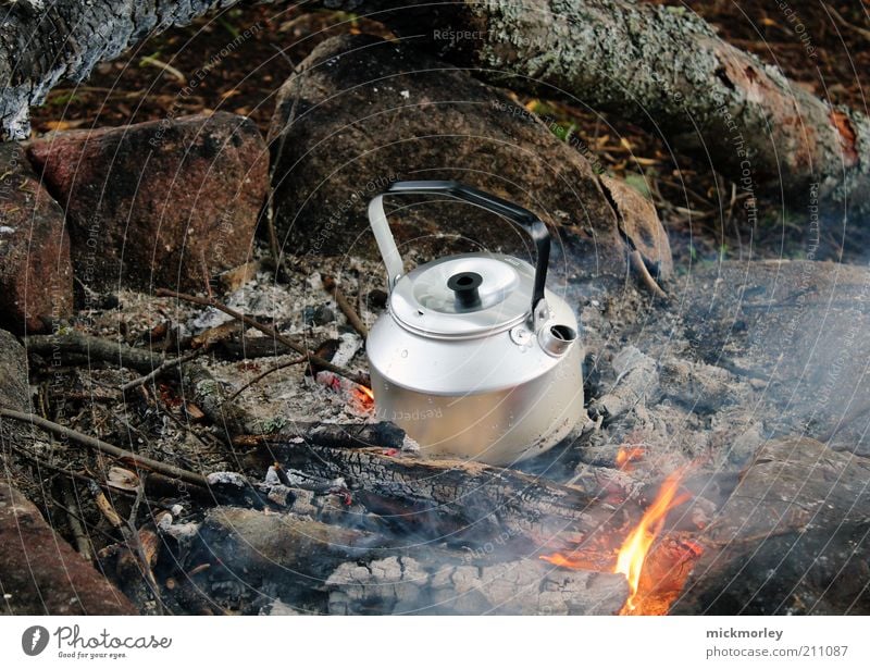 Kanne im Lagerfeuer in der Wildnis harmonisch Freizeit & Hobby Ferien & Urlaub & Reisen Expedition Camping Sommer Umwelt Natur Stein Holz Erholung authentisch