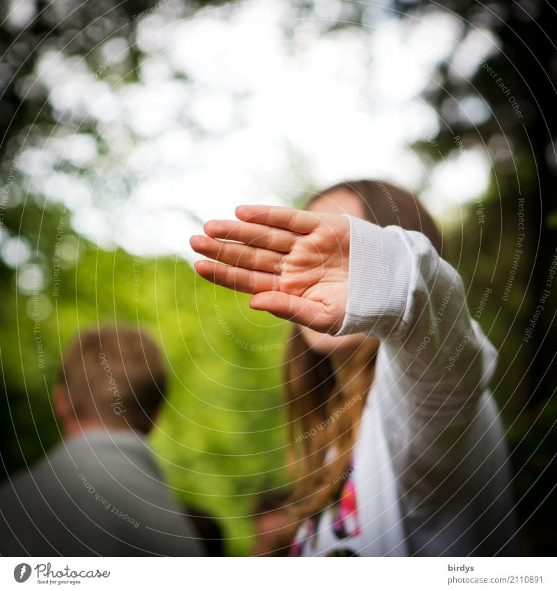 Mädchen mit langen Haaren macht eine abwehrende Handbewegung feminin Junge Frau Jugendliche 1 Mensch 13-18 Jahre 18-30 Jahre Erwachsene brünett langhaarig