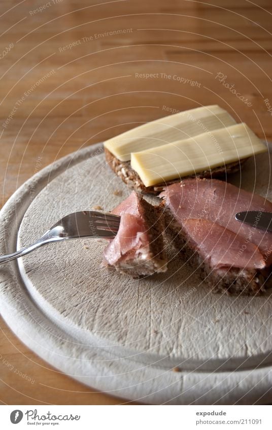 Abendbrot Lebensmittel Wurstwaren Käse Brot Ernährung Abendessen Geschirr Besteck Gabel Farbfoto Innenaufnahme Nahaufnahme Menschenleer Textfreiraum oben Tag