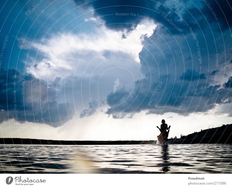 himmelhochjauchzend Mensch Junge Frau Erwachsene Umwelt Natur Landschaft Wasser Wassertropfen Wolken Gewitterwolken Sommer Klimawandel Schönes Wetter