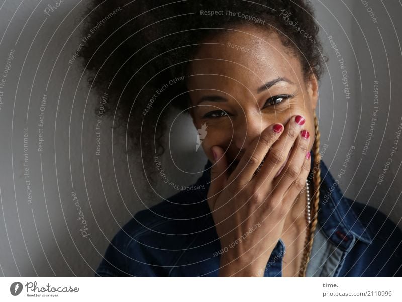 . Raum feminin Frau Erwachsene 1 Mensch Hemd Schmuck Haare & Frisuren brünett langhaarig Locken Afro-Look beobachten festhalten lachen Blick Freundlichkeit