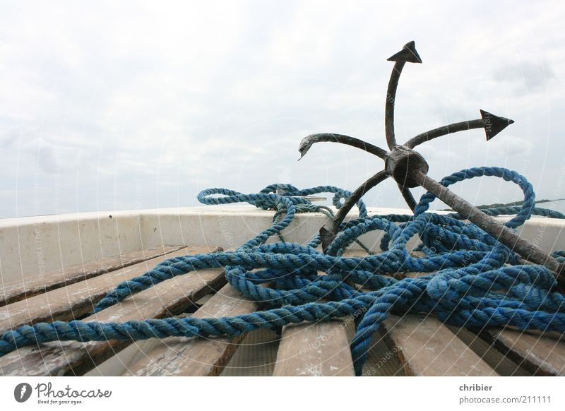 Warten auf den großen Moment Kreuzfahrt Meer Seil Wasser Himmel Wolken Schifffahrt Bootsfahrt Fischerboot Segelboot Wasserfahrzeug Anker festhalten lang Spitze