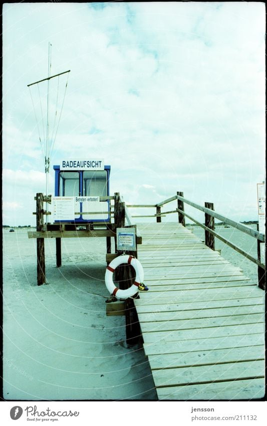 bucht.wacht Sommer Strand Sand Himmel Wolken Holz beobachten Warnhinweis Rettung Rettungsring Kontrolle Badeurlaub St. Peter-Ording Nordseestrand kalt analog