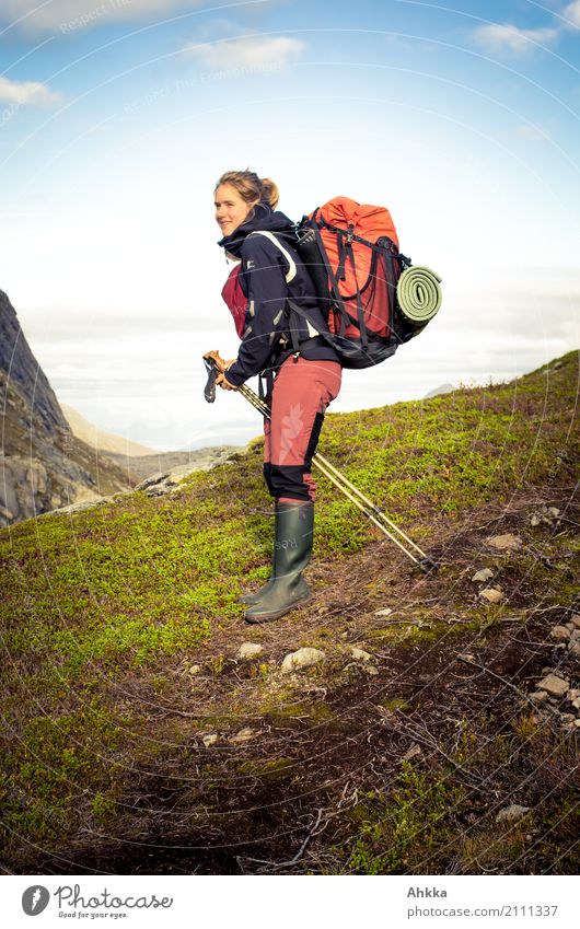 Junge Frau mit Wanderausrüstung in Skandinavien Ferien & Urlaub & Reisen Ausflug Abenteuer Ferne wandern Fitness Sport-Training Jugendliche 1 Mensch Natur