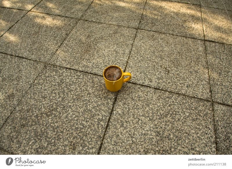 Kaffee August Tasse Kaffeetasse Terrasse Boden Fuge Topf Farbfoto Gedeckte Farben Menschenleer Textfreiraum links Textfreiraum rechts Textfreiraum oben