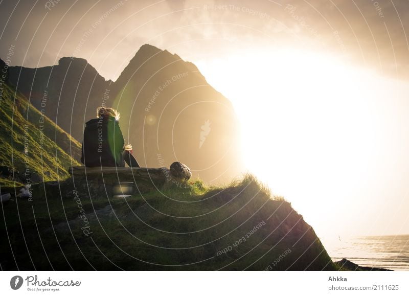 Junge Frau mit Buch auf Düne am Nordmeer im Sonnenuntergang harmonisch Zufriedenheit Erholung ruhig Meditation Ferien & Urlaub & Reisen Abenteuer Ferne Freiheit