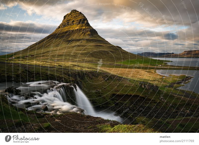 Kirkjufellsfoss Natur Landschaft Pflanze Himmel Wolken Horizont Sonnenaufgang Sonnenuntergang Frühling Schönes Wetter Gras Moos Wiese Felsen Berge u. Gebirge