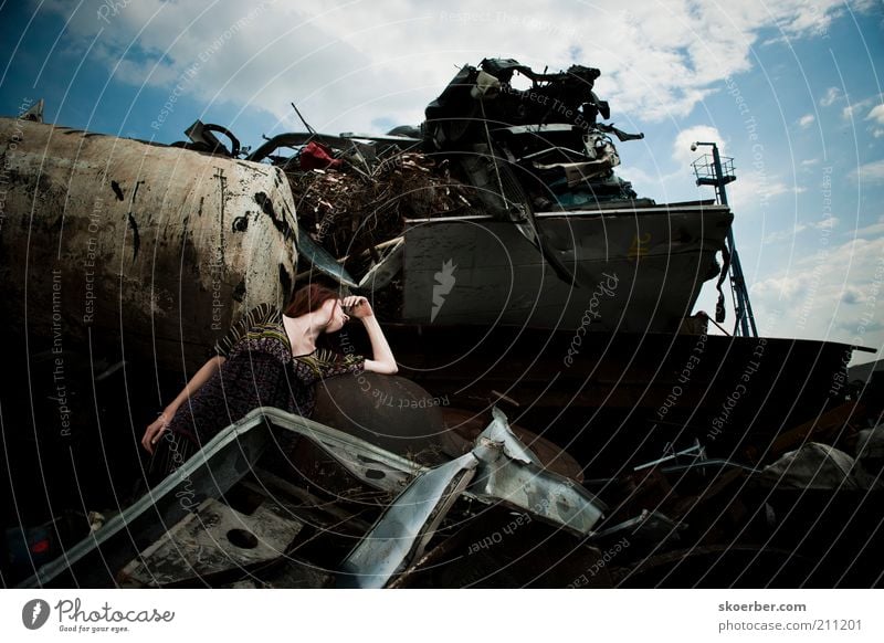 Das Mädchen vom Schrottplatz 2 Industrie Industriefotografie Recycling feminin Junge Frau Jugendliche 1 Mensch 18-30 Jahre Erwachsene Industrieanlage rothaarig