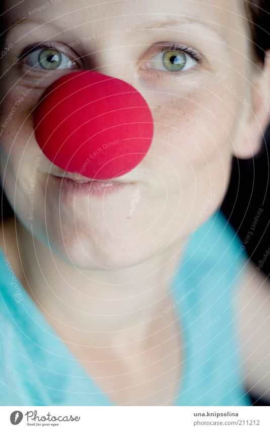 :o) Junge Frau Jugendliche Erwachsene 1 Mensch 18-30 Jahre Zirkus Accessoire lachen lustig rot Freude Fröhlichkeit Spaßvogel Clown Clownsnase Karnevalskostüm