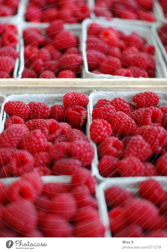 Himbeeren Lebensmittel Frucht Ernährung Bioprodukte Vegetarische Ernährung frisch Gesundheit klein lecker saftig süß rot Wochenmarkt Marktstand Beeren