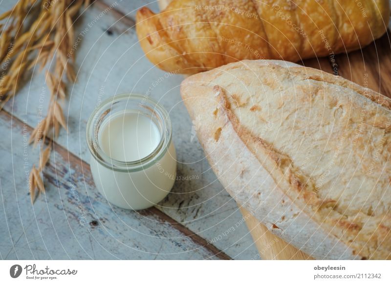 frisches Brot und Backwaren auf Holz Schneidebrett Lebensmittel Essen Frühstück Mittagessen Lifestyle Stil Kunst Künstler gut Farbfoto mehrfarbig Morgen Tag