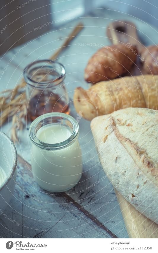 frisches Brot und Backwaren auf Holz Schneidebrett Lebensmittel Croissant Essen Frühstück Mittagessen Lifestyle Stil Kunst Künstler gut Farbfoto mehrfarbig