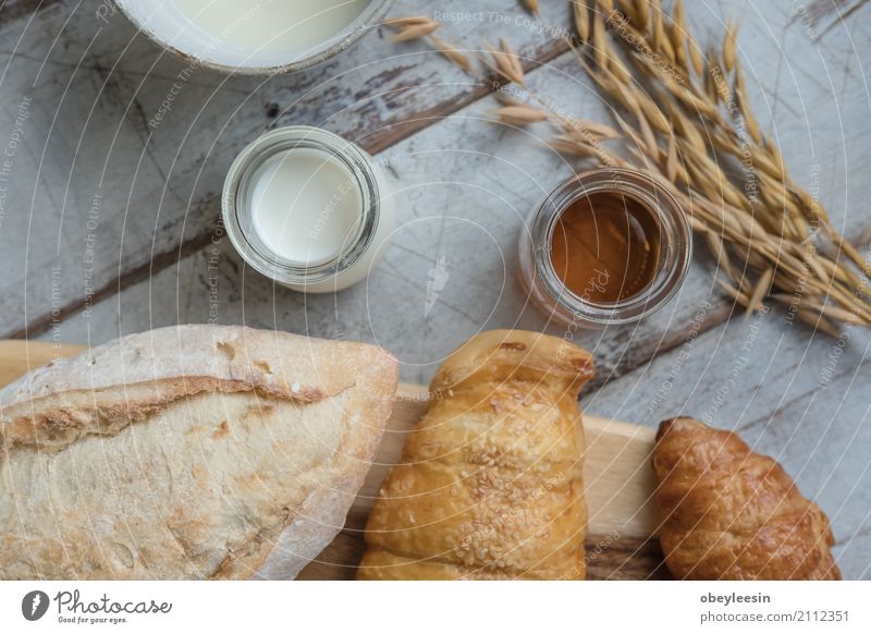 frisches Brot und Backwaren auf Holz Schneidebrett Lebensmittel Essen Frühstück Mittagessen Lifestyle Stil Kunst Künstler gut Farbfoto mehrfarbig Morgen Tag