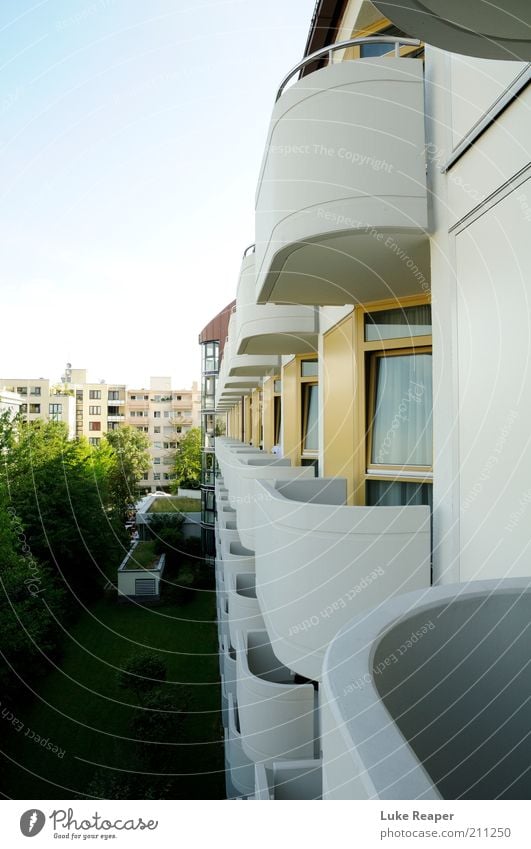 Die unendliche Fassade Wohnung Ordnung Häusliches Leben Farbfoto Außenaufnahme Abend Schwache Tiefenschärfe Zentralperspektive Balkon Mehrfamilienhaus