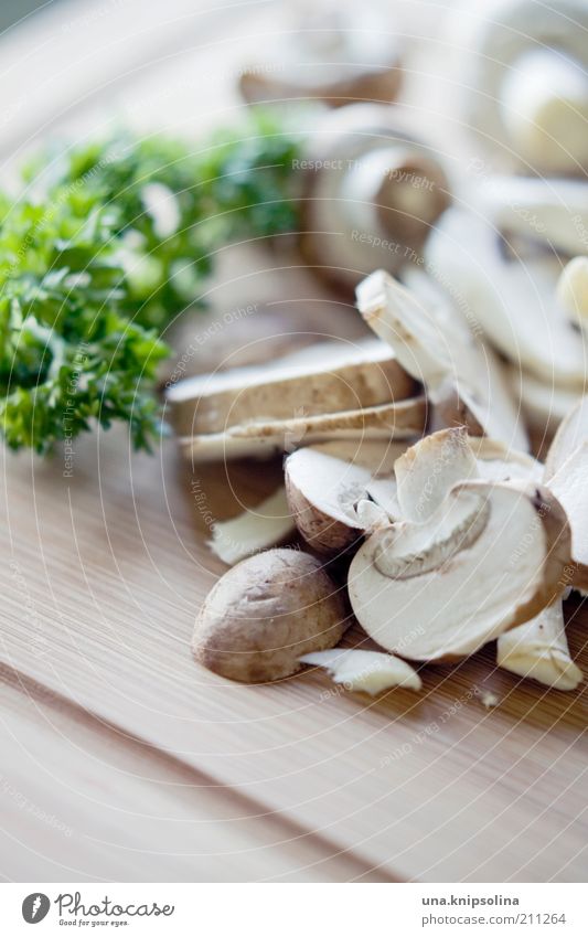 ein männlein stand im walde... Lebensmittel Kräuter & Gewürze Pilz Champignons Petersilie Ernährung Bioprodukte Vegetarische Ernährung Diät Schneidebrett