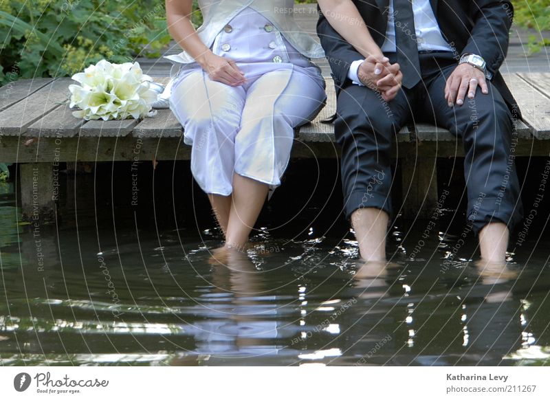 Erfrischung Freude harmonisch Wohlgefühl Zufriedenheit Erholung ruhig Hochzeit Mensch Paar Partner Hand Beine 2 authentisch frei Fußbad Wasser sitzen