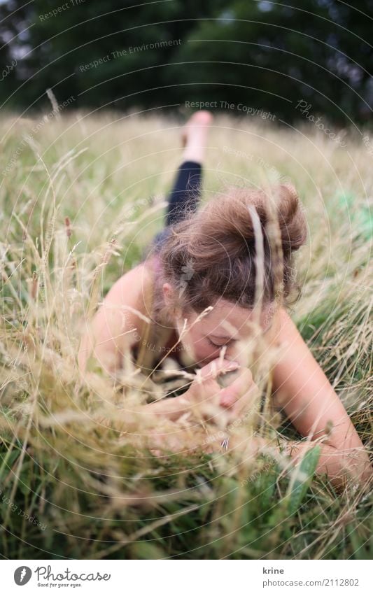 denk an dich feminin Junge Frau Jugendliche 1 Mensch 18-30 Jahre Erwachsene 30-45 Jahre Natur Sommer Gras Feld liegen träumen ästhetisch Glück schön