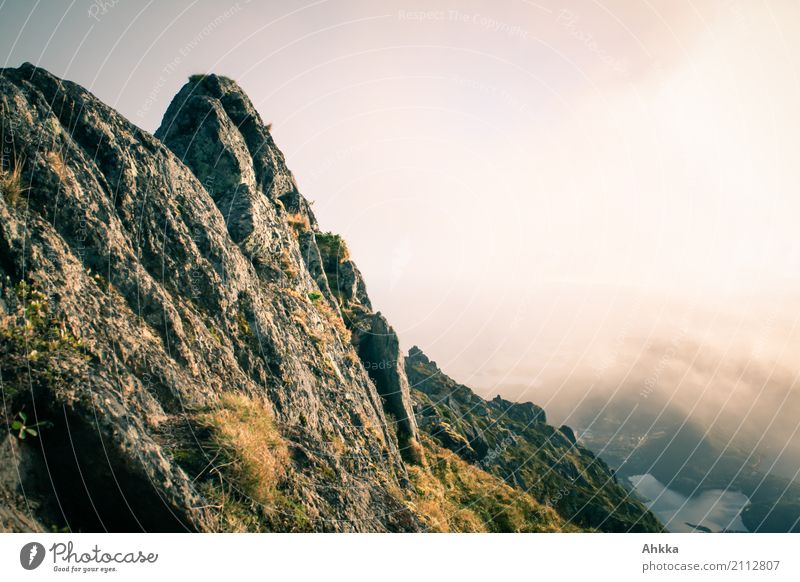 Gipfel, Felsen, Wolken, steil, diffus Abenteuer Natur schlechtes Wetter Nebel Ferne Einsamkeit Erwartung Kontrolle Konzentration Perspektive ruhig stagnierend