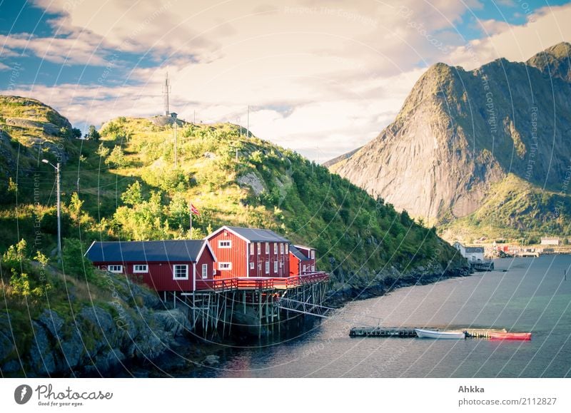 Norwegenklassiker Ferien & Urlaub & Reisen Tourismus Ausflug Abenteuer Umwelt Landschaft Hügel Berge u. Gebirge Lofoten Meer Reine Fischerdorf Hütte Ruderboot