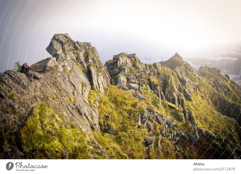 Kleiner Fotograf auf Felsgipfel in den Wolken harmonisch ruhig Meditation Ferien & Urlaub & Reisen Tourismus Ausflug Abenteuer Ferne Freiheit Berge u. Gebirge