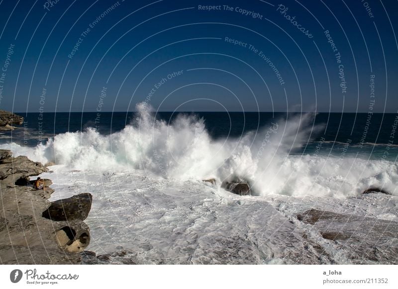 i alone Ferne Wellen 1 Mensch Landschaft Urelemente Wolkenloser Himmel Horizont Schönes Wetter Felsen Küste Strand Riff Meer beobachten Bewegung gigantisch hoch