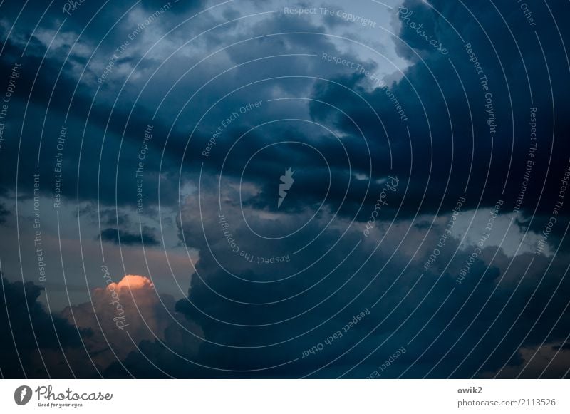 Alpenglühen in der Lausitz Himmel Wolken Gewitterwolken leuchten dick dunkel gigantisch groß Unendlichkeit gruselig Hoffnung Überraschung Ferne Abenddämmerung