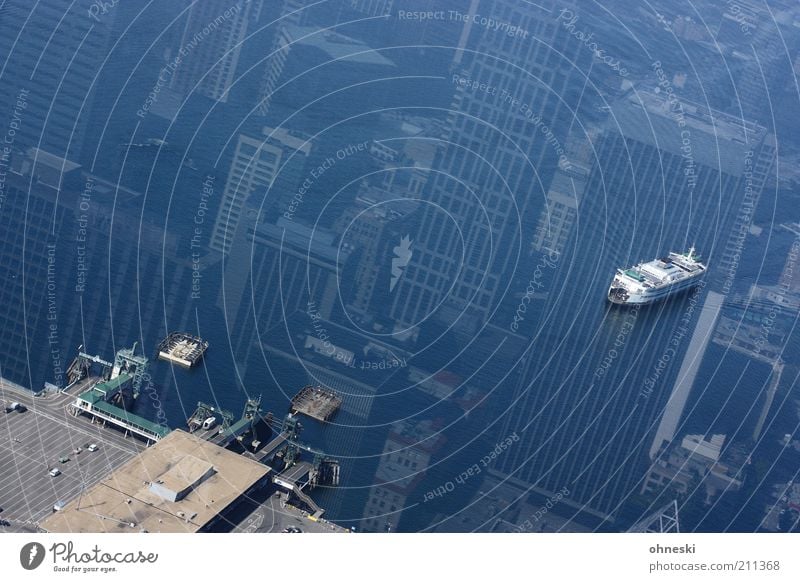 Ein Schiff wird kommen Wasser Küste Meer Hochhaus Schifffahrt Passagierschiff Fähre Hafen Ferien & Urlaub & Reisen Außenaufnahme Textfreiraum oben