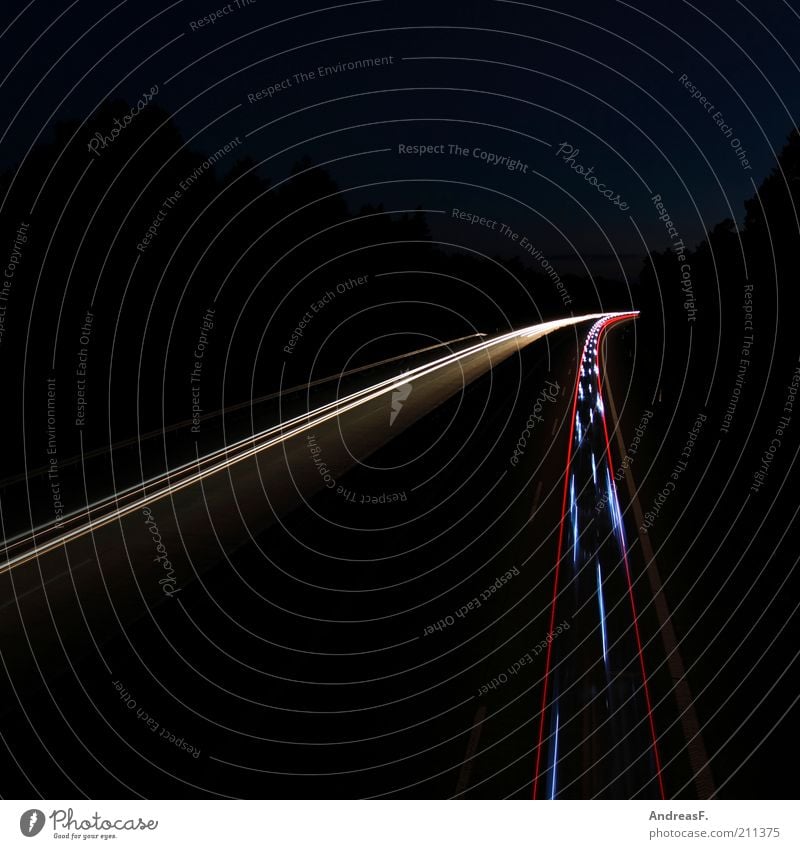Blaulicht Verkehr Verkehrsmittel Straße Autobahn Fahrzeug PKW Geschwindigkeit Leuchtspur Geisterfahrer nachtblind Farbfoto Außenaufnahme Textfreiraum links