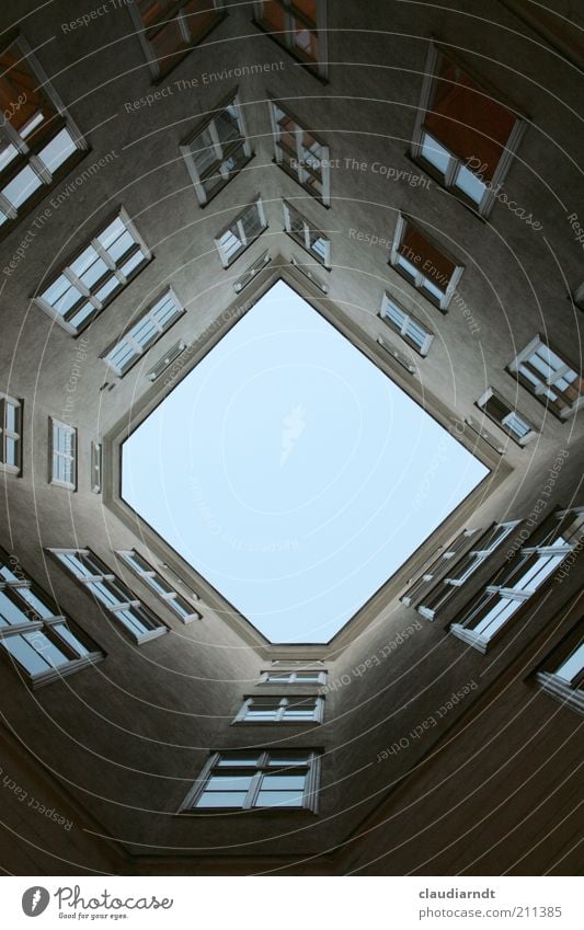 D Haus Gebäude Architektur Fassade Fenster ästhetisch außergewöhnlich eckig blau grau Hinterhof Innenhof gerade Lichthof Lichteinfall trist Sprossenfenster