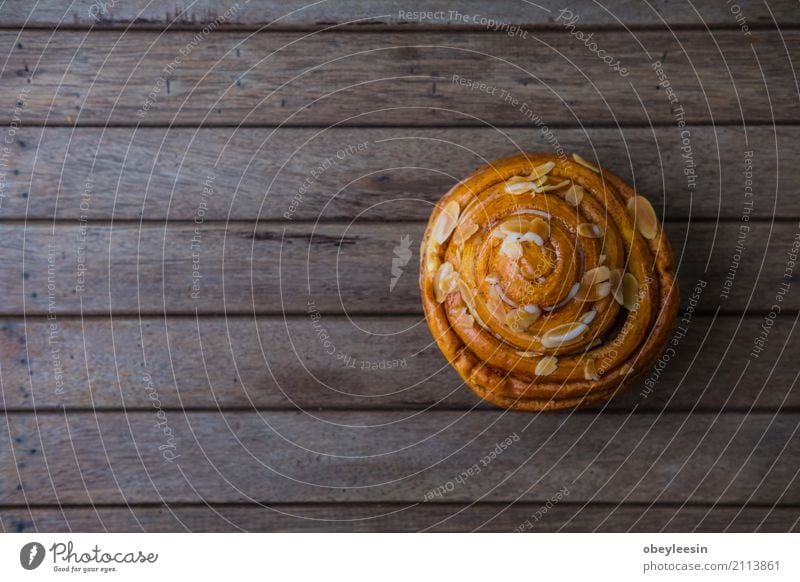 frisches Brot und Backwaren auf Holz Teigwaren Brötchen Croissant Frühstück Mittagessen Abendessen Diät Kaffee Tisch Küche natürlich braun weiß Tradition