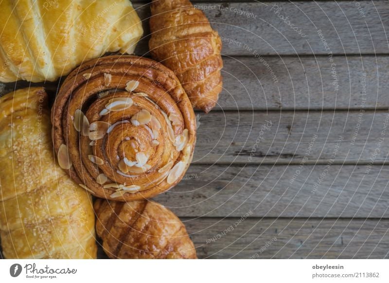 frisches Brot und Backwaren auf Holz Teigwaren Brötchen Croissant Frühstück Mittagessen Abendessen Diät Kaffee Tisch Küche natürlich braun weiß Tradition