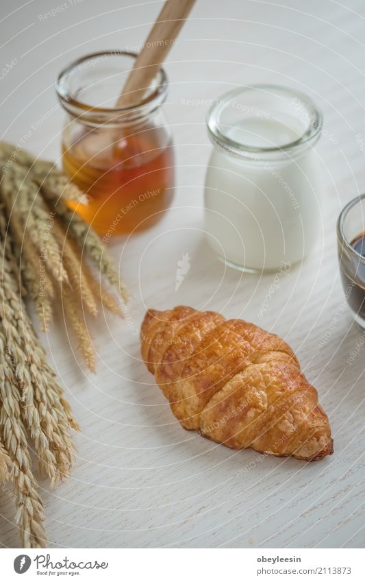 frisches Brot und Backwaren auf Holz Lebensmittel Croissant Ernährung Essen Frühstück Mittagessen Lifestyle Stil gebrauchen Fröhlichkeit Farbfoto mehrfarbig